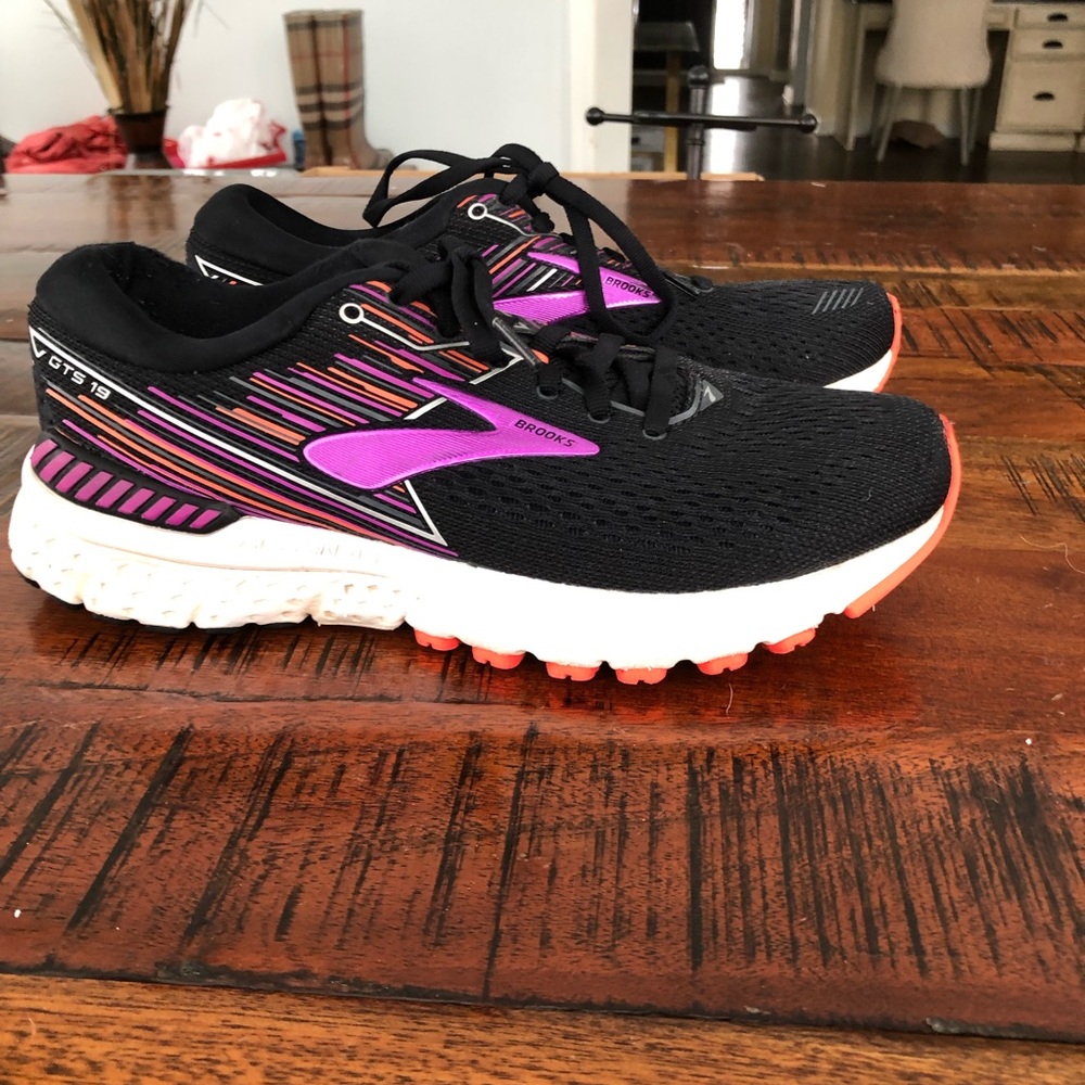 Brooks Adrenaline tennis shoes sz 7